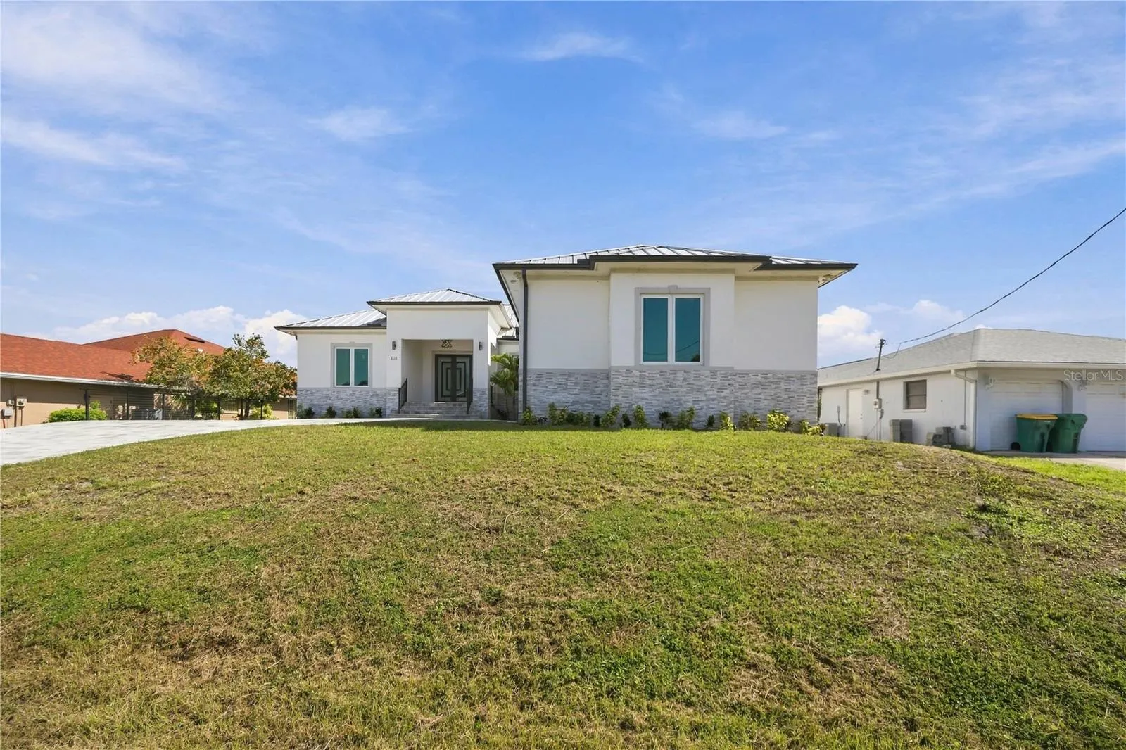 2228 HARBOUR DR