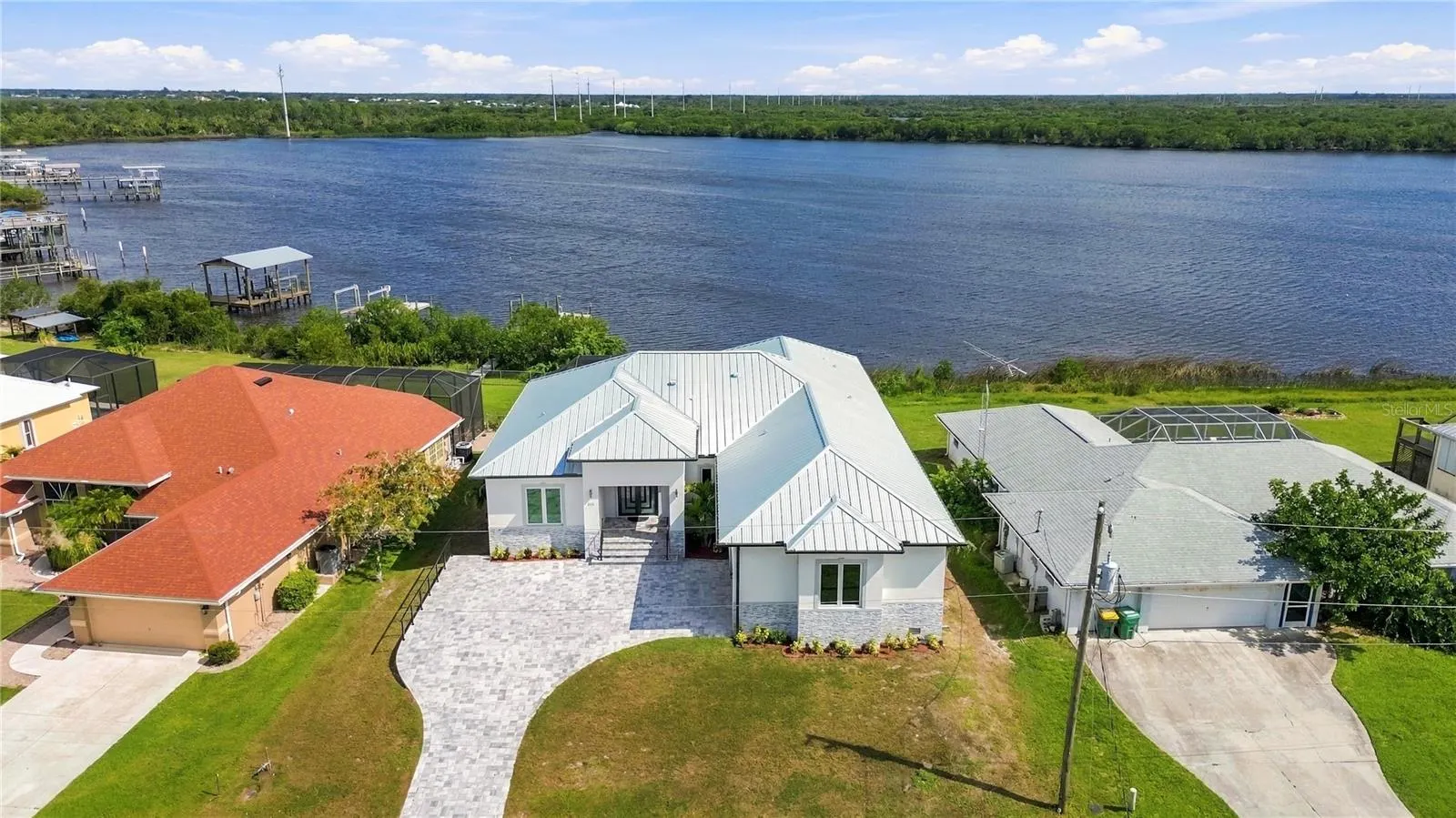 2228 HARBOUR DR