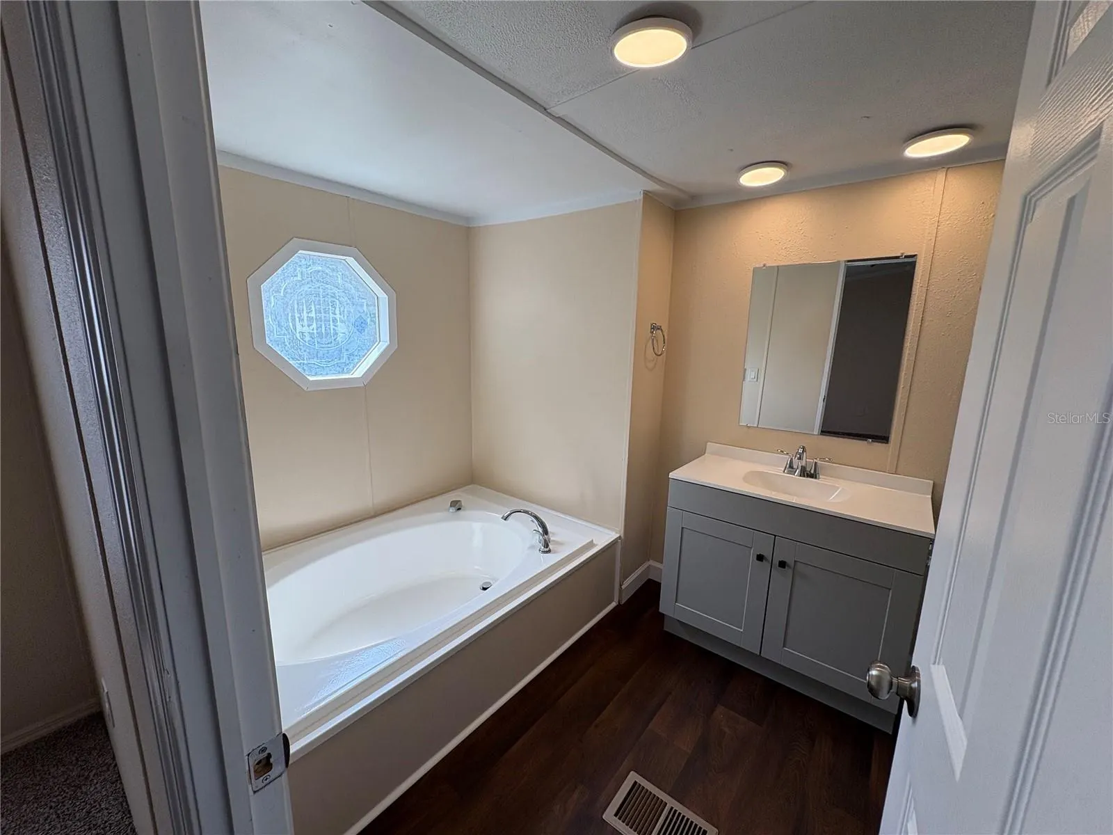 120 CLEARWATER CT