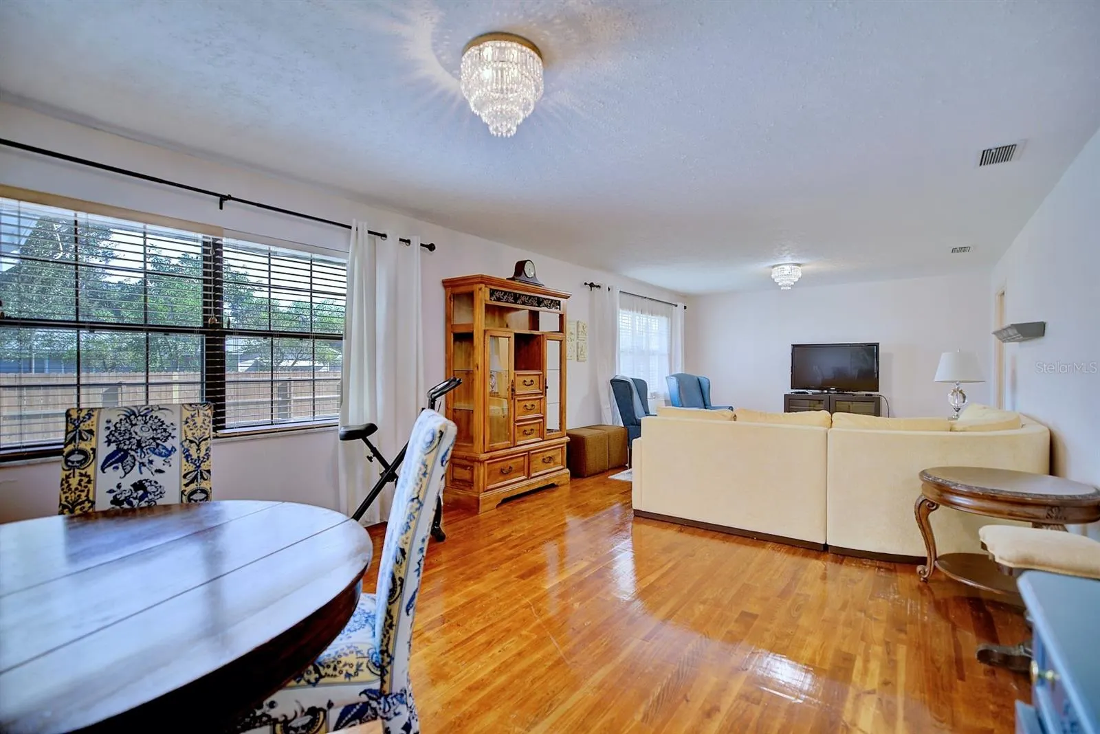 180 CHAMBERS CT