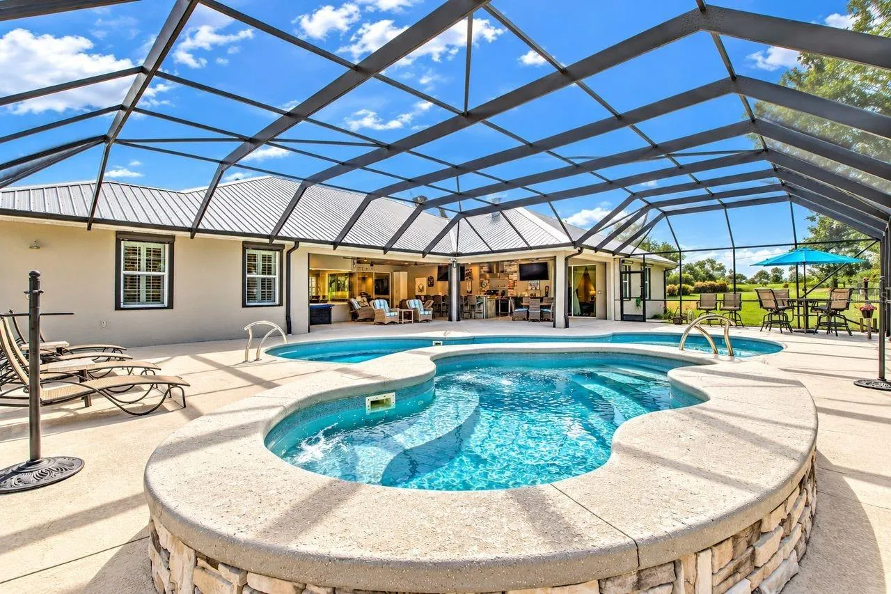 2851 VILLAGE GREEN CT