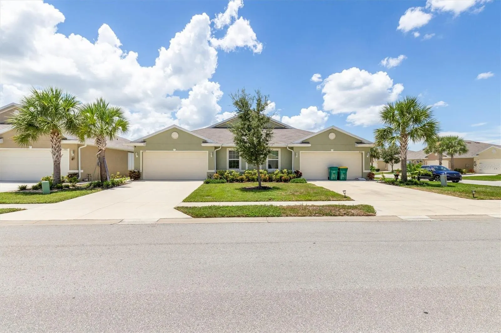 25089 E LENOX CIR
