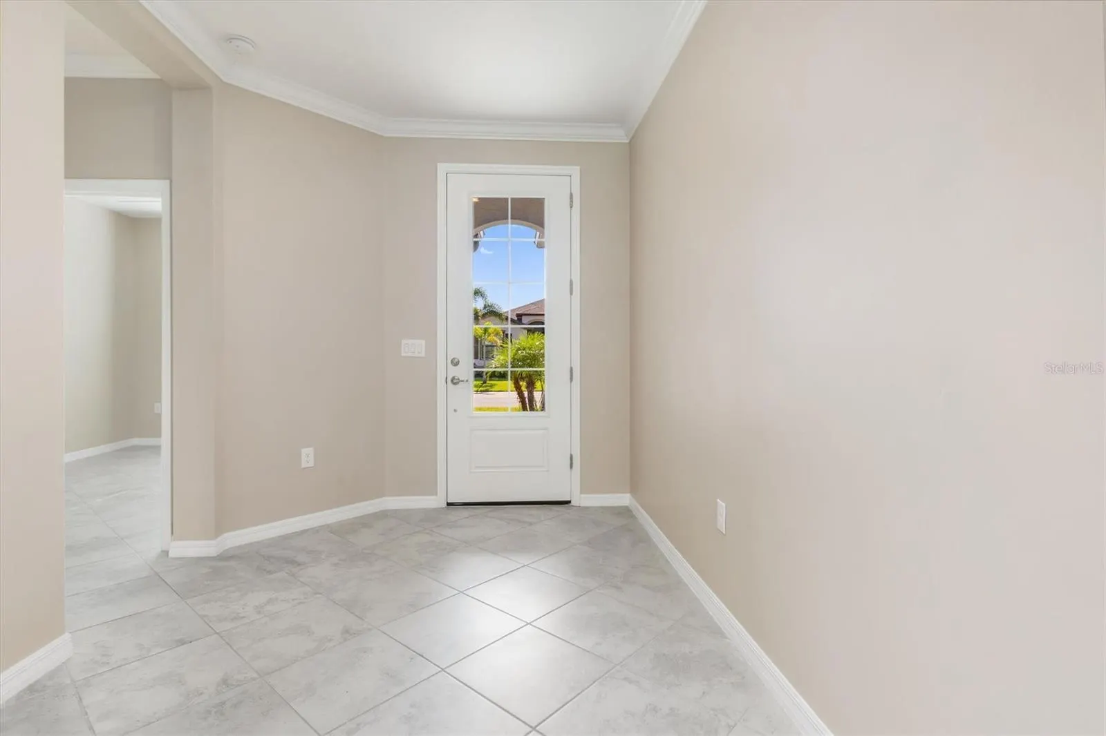 2105 GARDENIA AVE