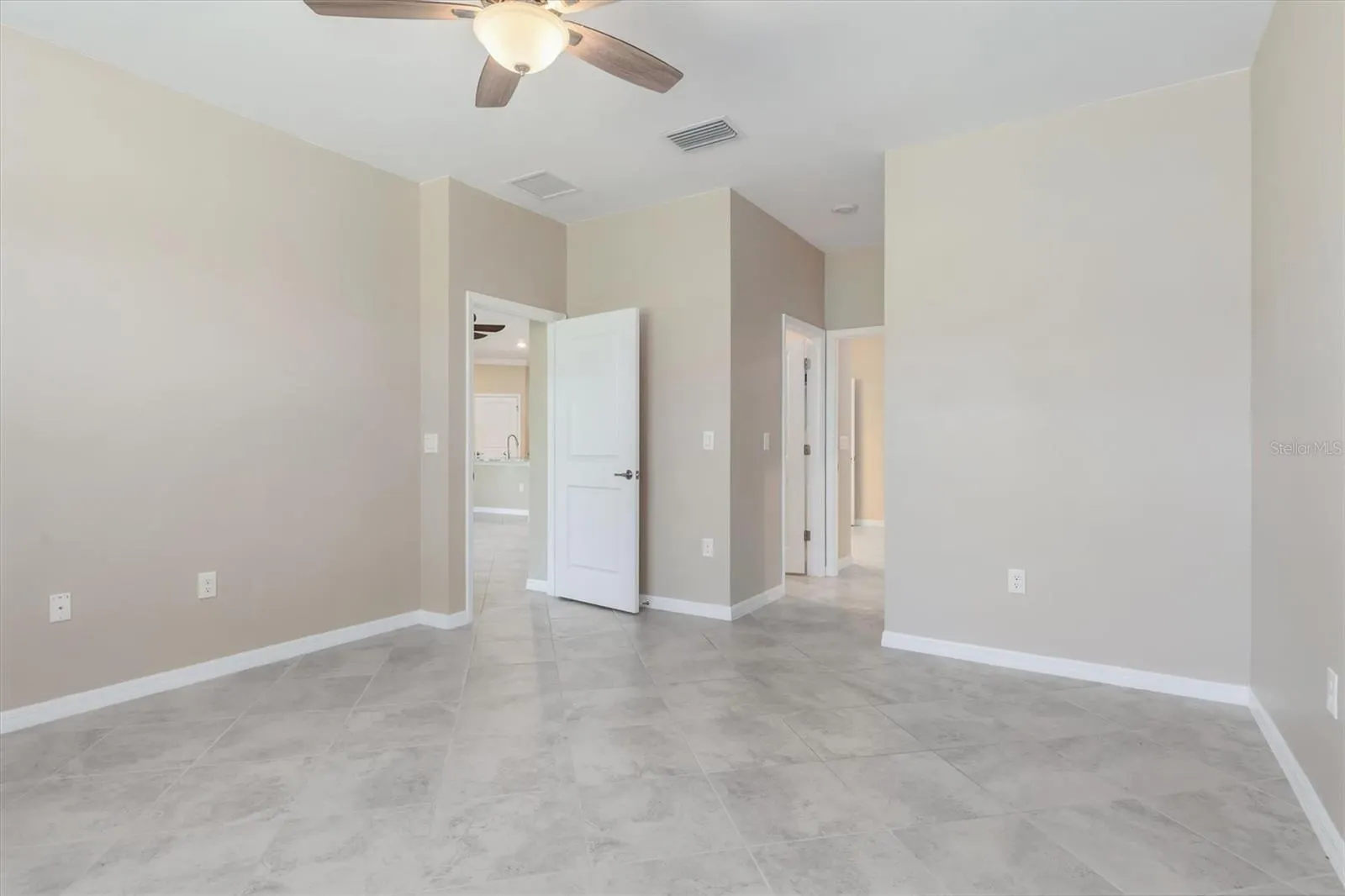 2105 GARDENIA AVE