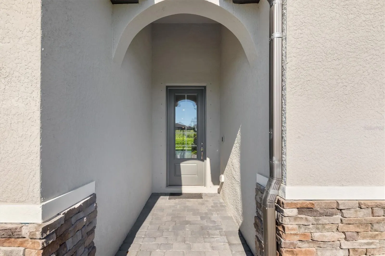 2105 GARDENIA AVE