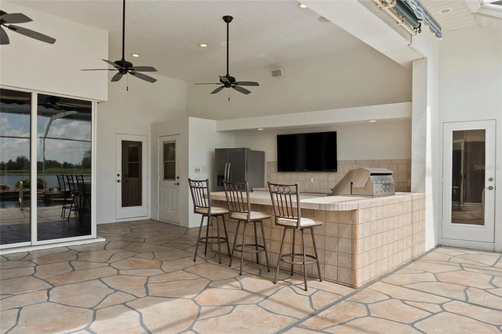 1875 CANARY PALM WAY