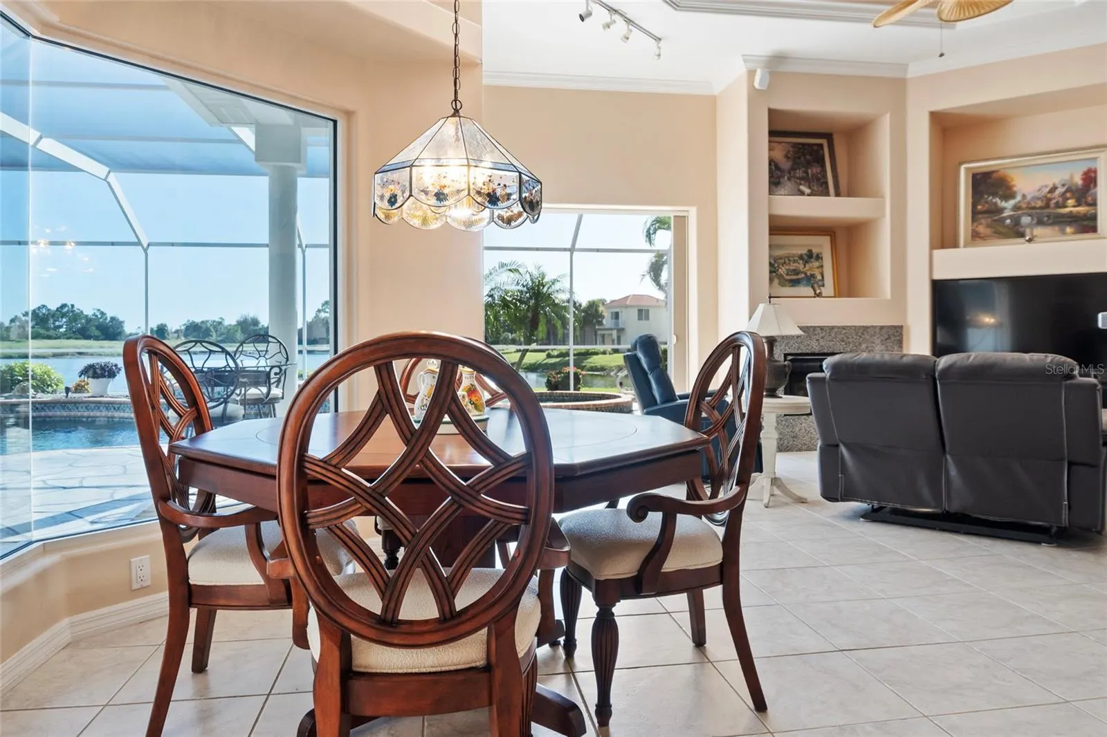 1875 CANARY PALM WAY