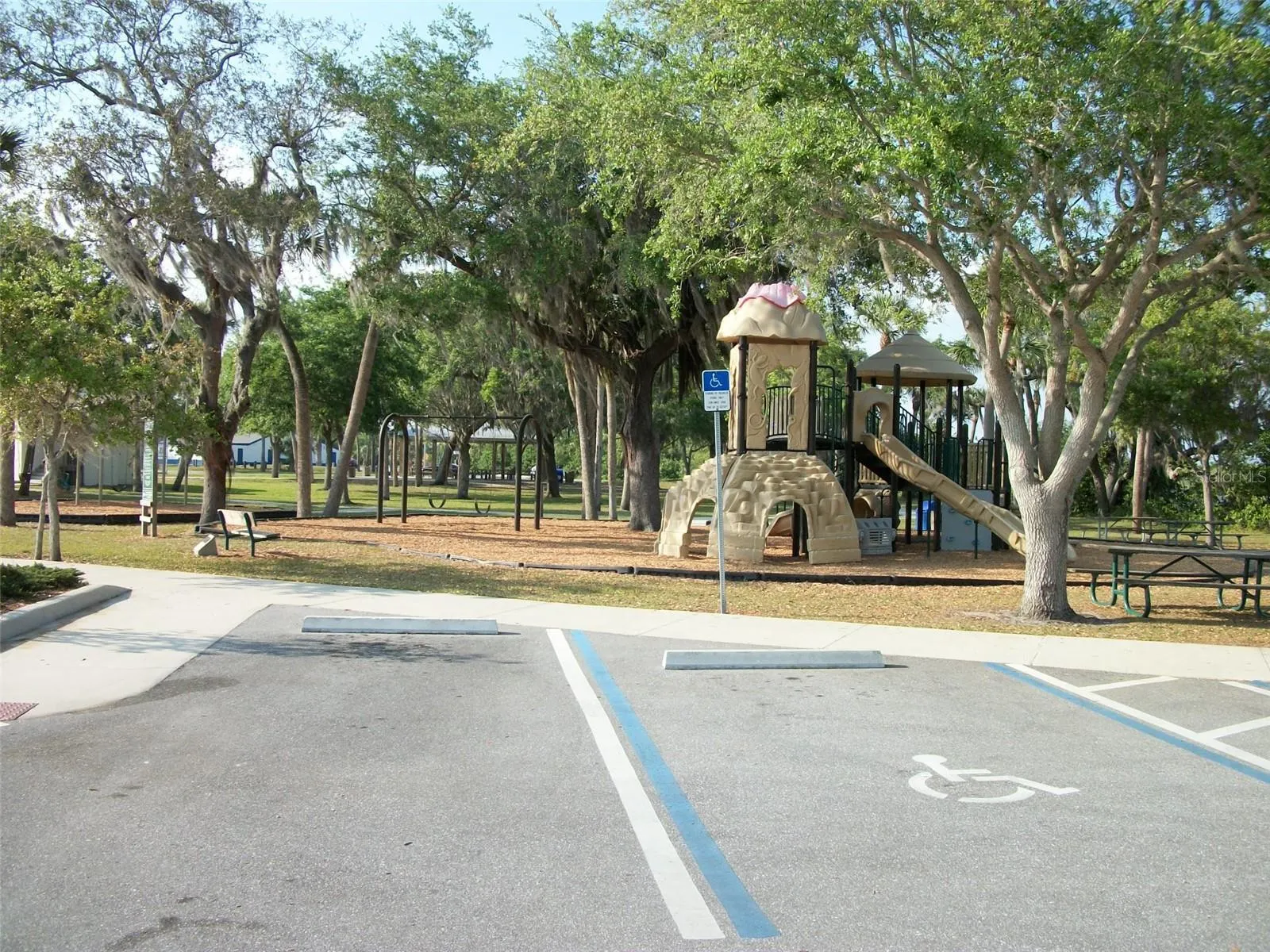 3483 DESOTO DR