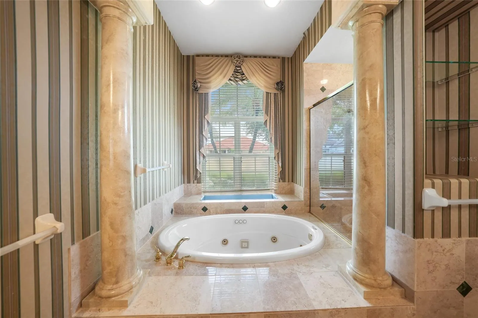 1762 QUEEN PALM WAY