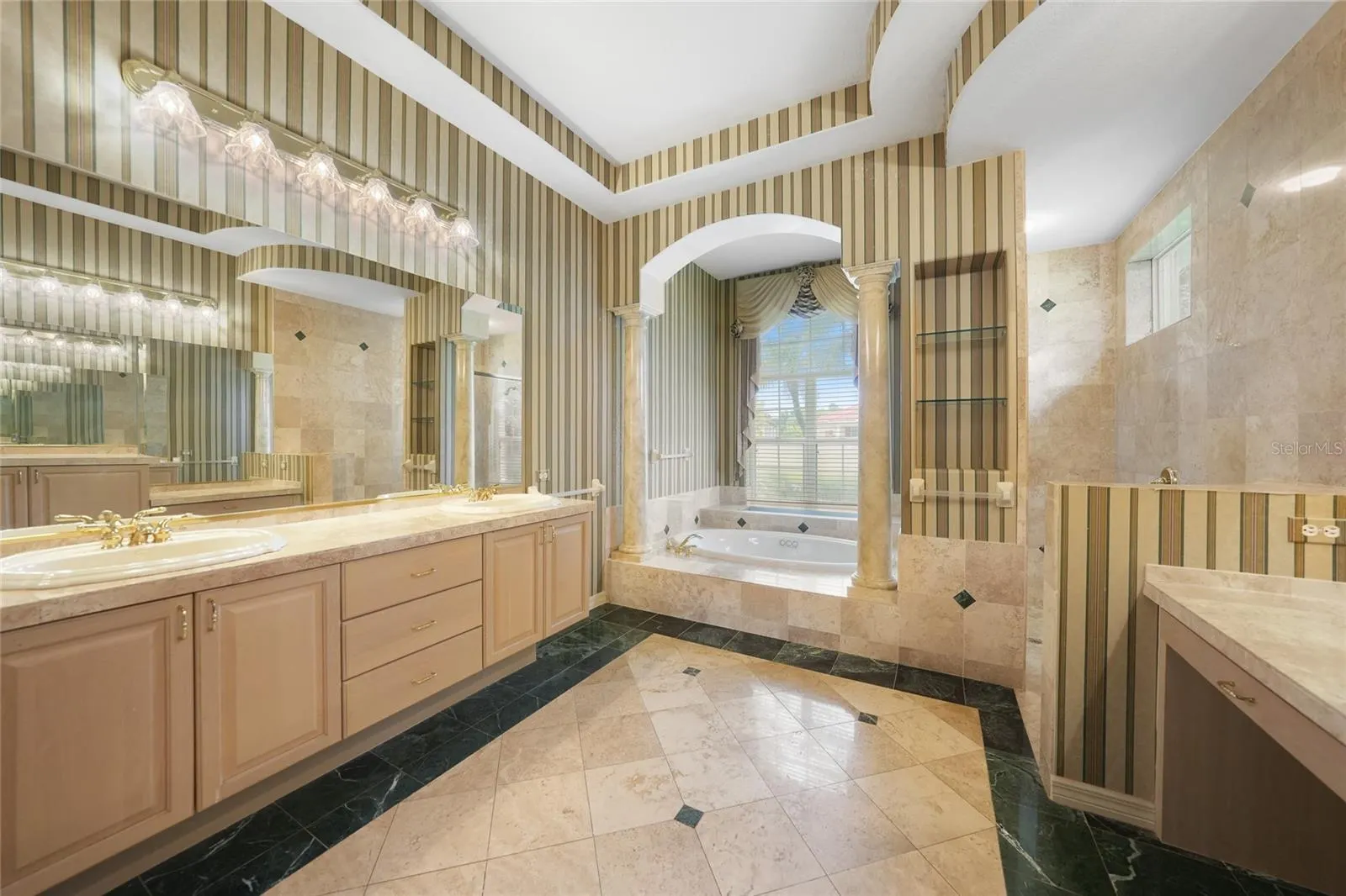 1762 QUEEN PALM WAY