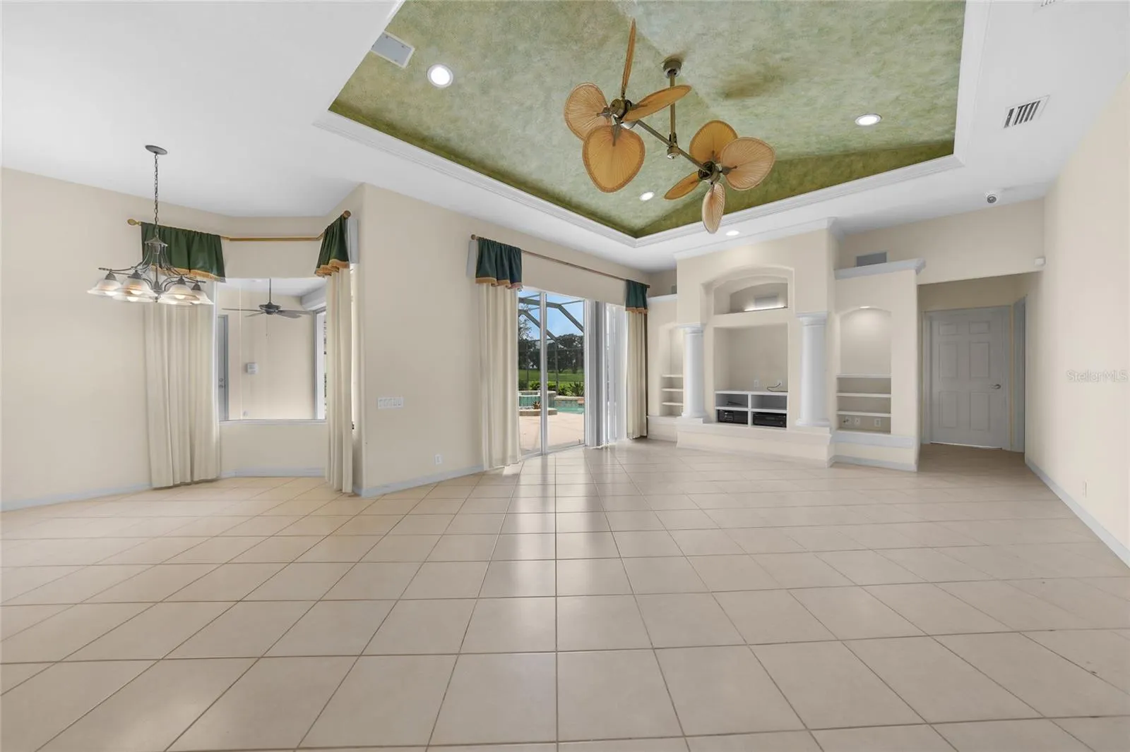 1762 QUEEN PALM WAY