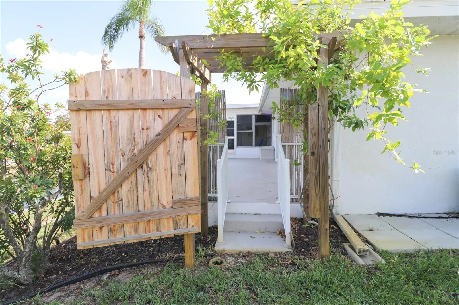 4 CASA RIO DR