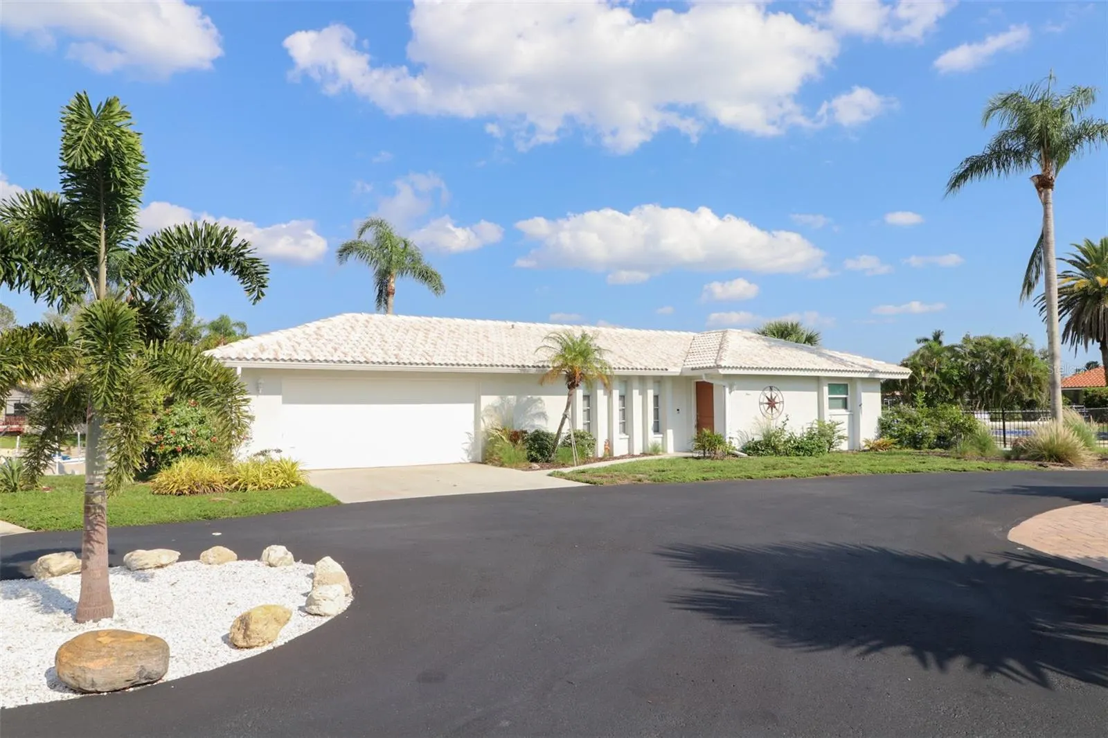 4 CASA RIO DR