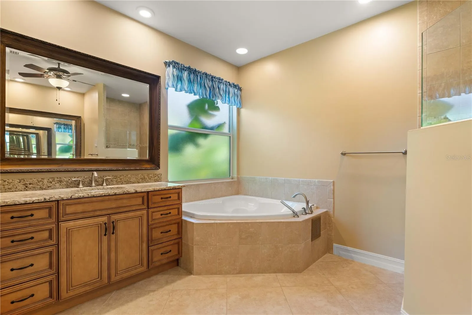 48 TROPICANA DR