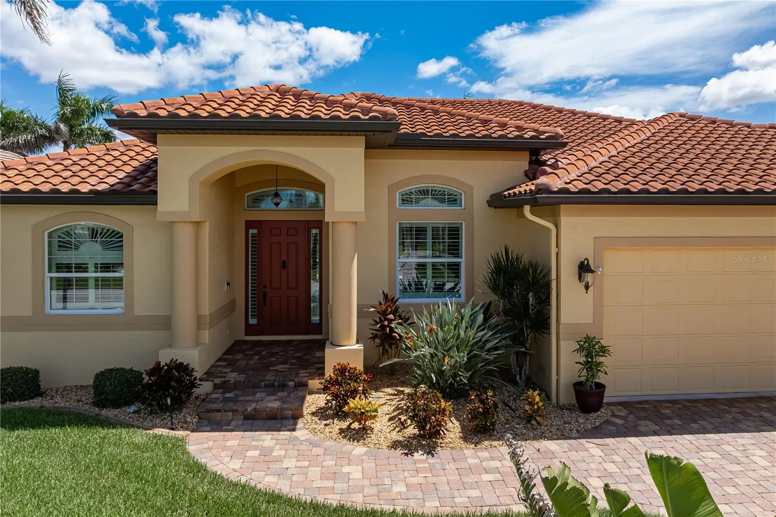 48 TROPICANA DR