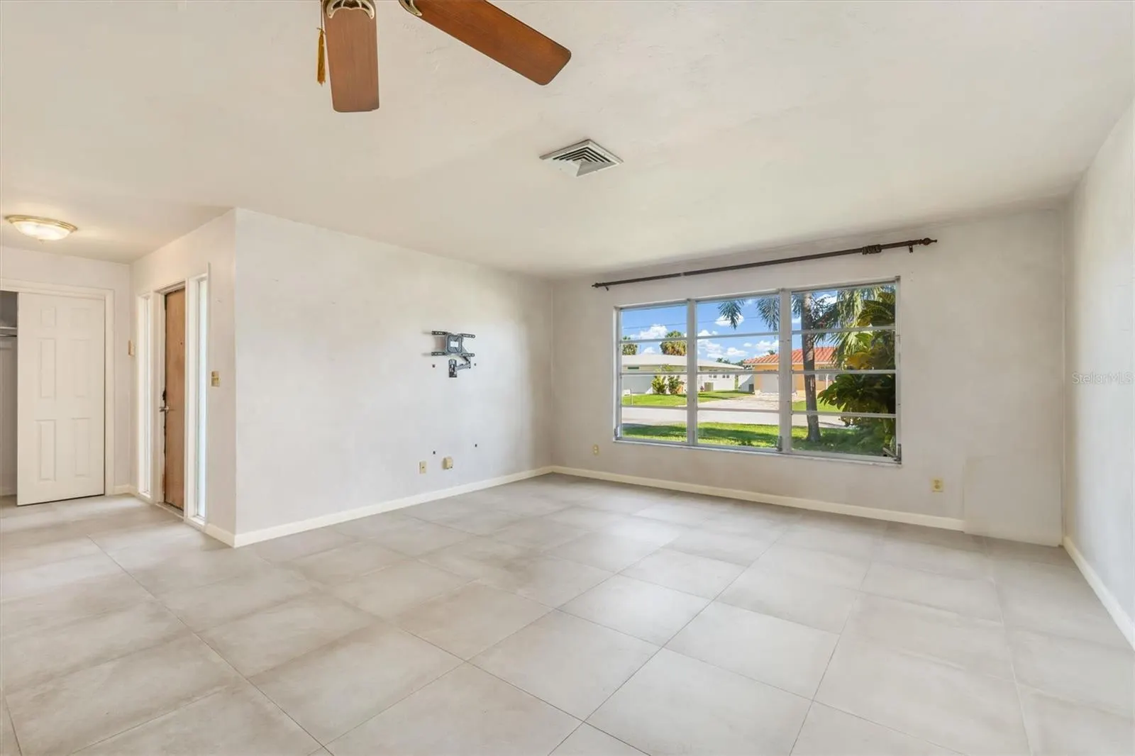 1114 LORRAINE CT