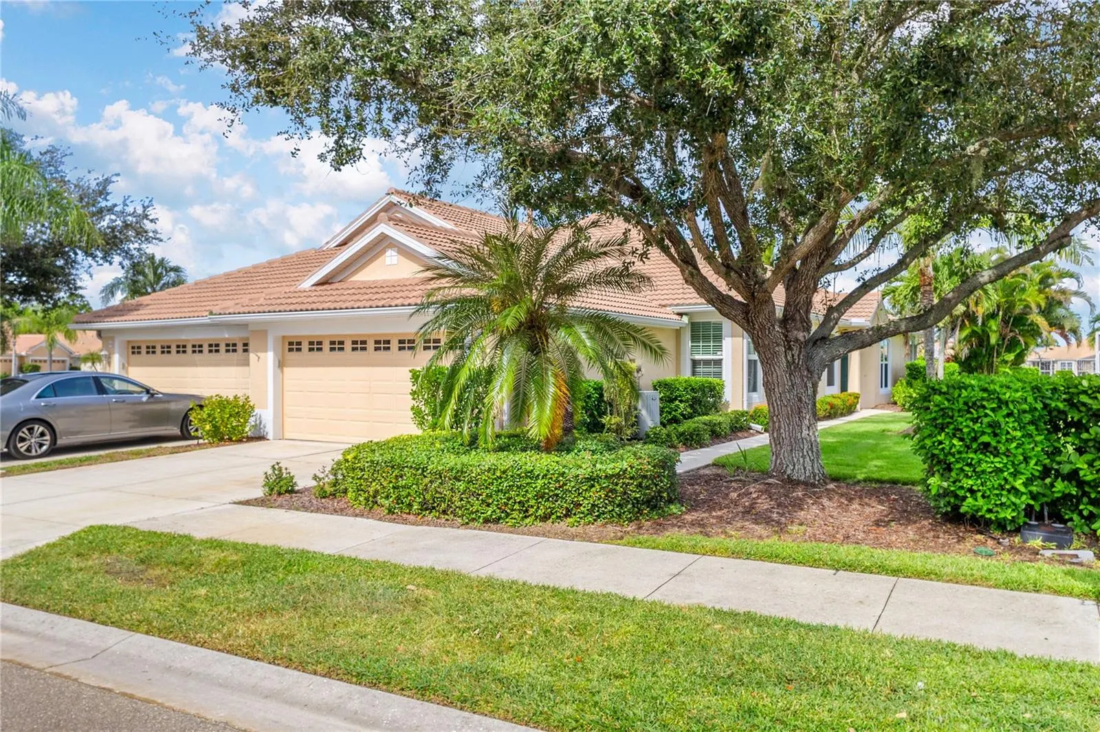5064 WHISPERING OAKS DR