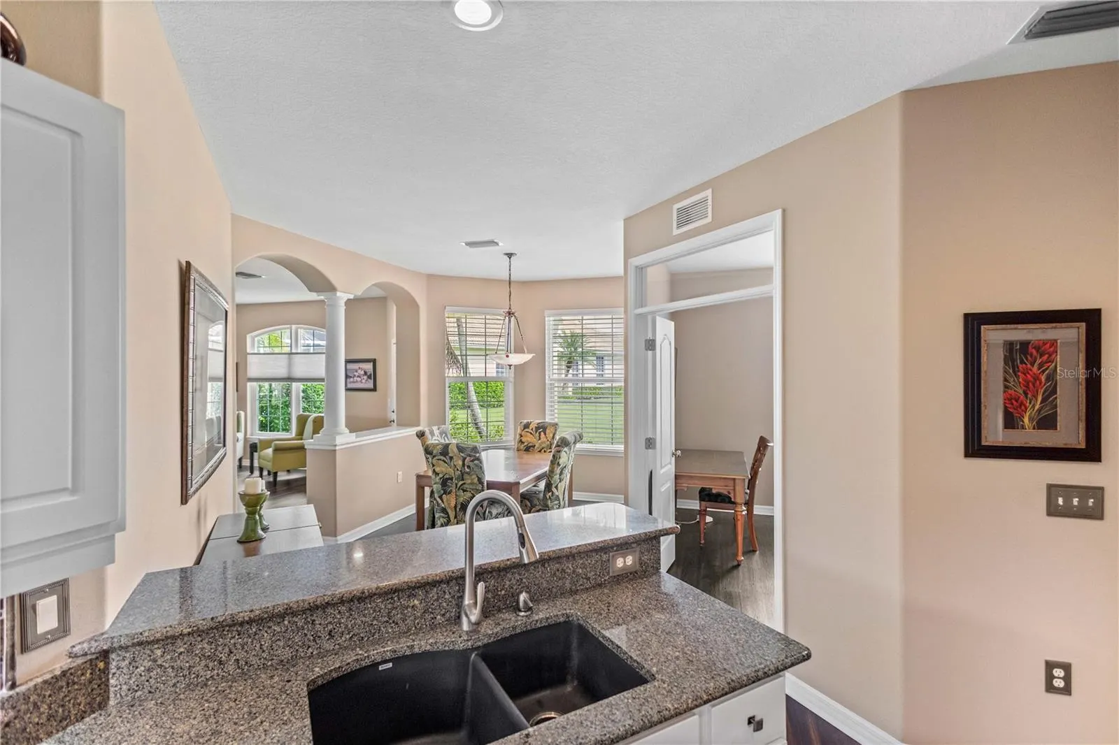 5064 WHISPERING OAKS DR