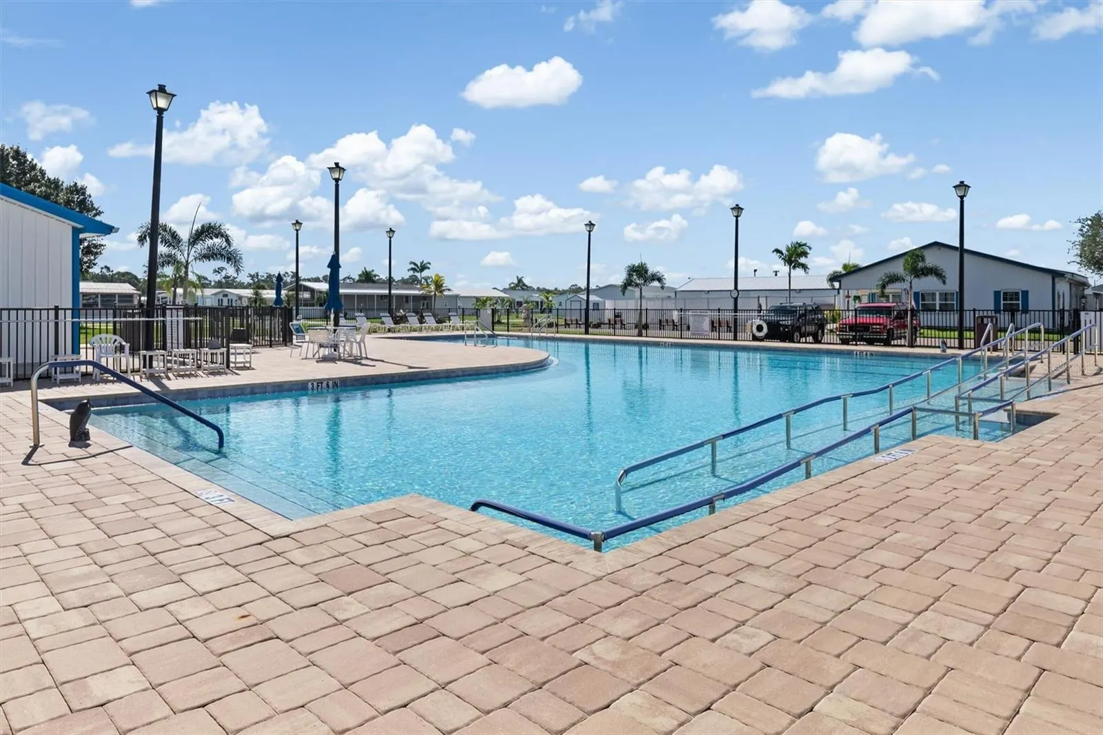 176 W MANATEE LOOP