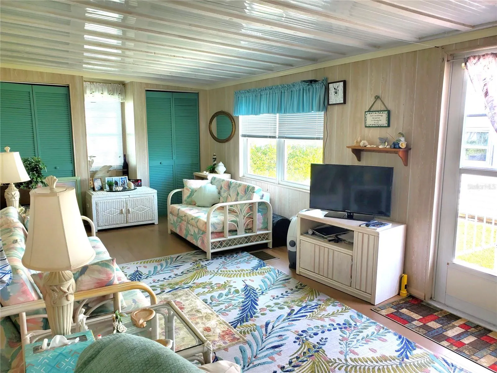 176 W MANATEE LOOP