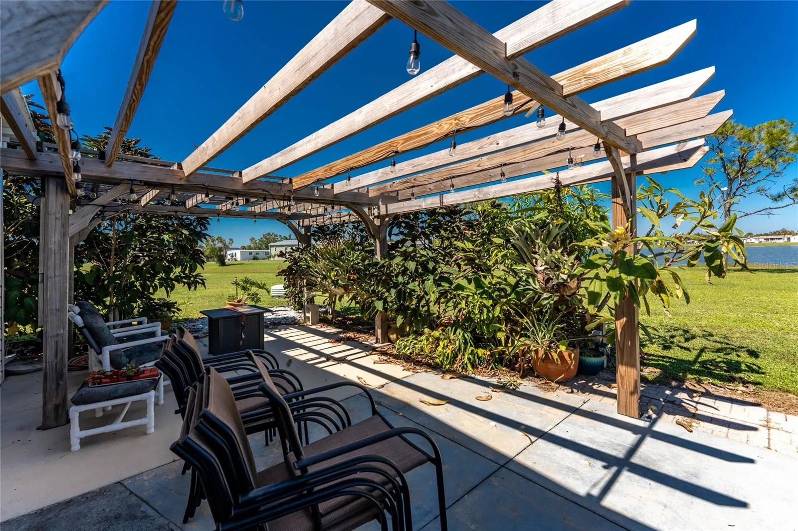 7548 RATAN CIR