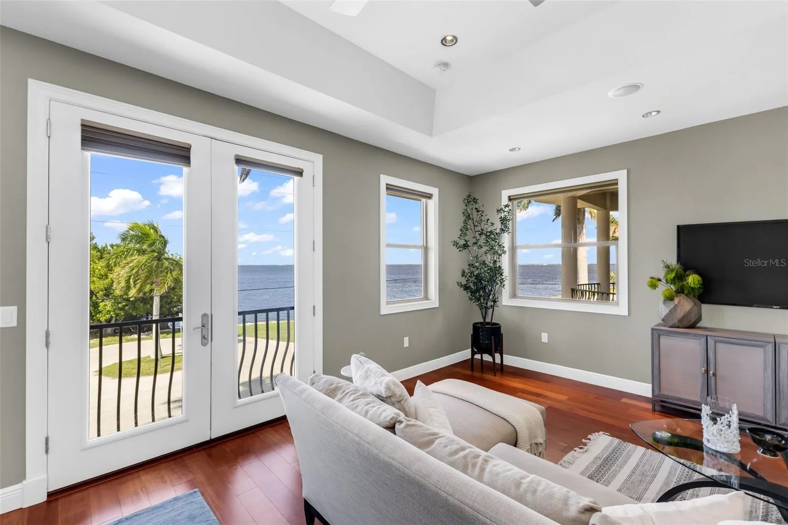 44 COLONY POINT DR
