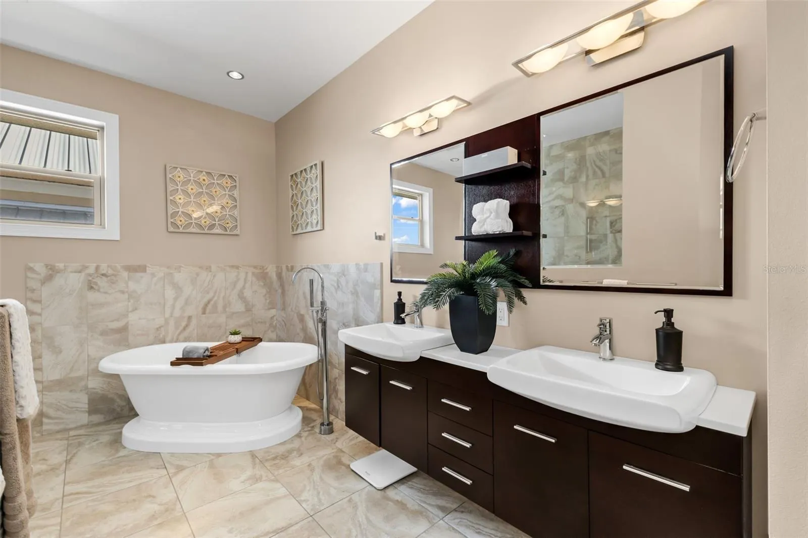 44 COLONY POINT DR