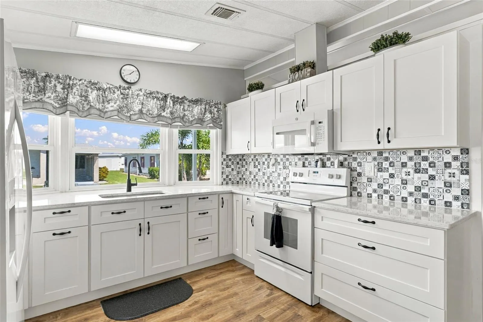 809 VILLA DEL SOL DR