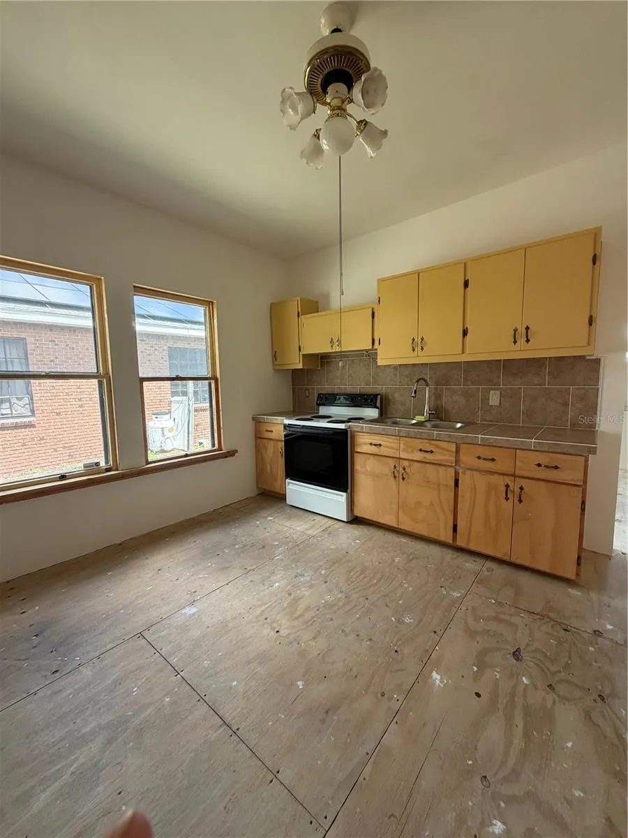 146 N HERNANDO AVE
