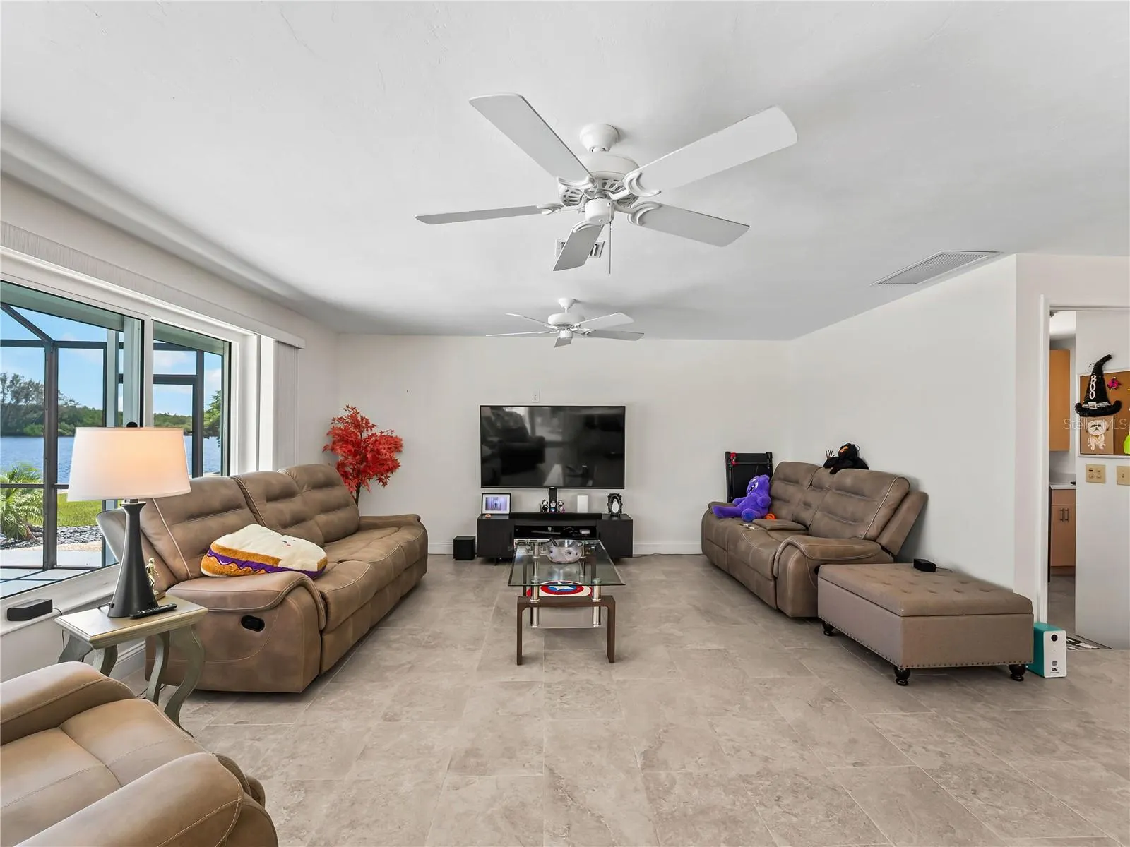 290 3RD ST W