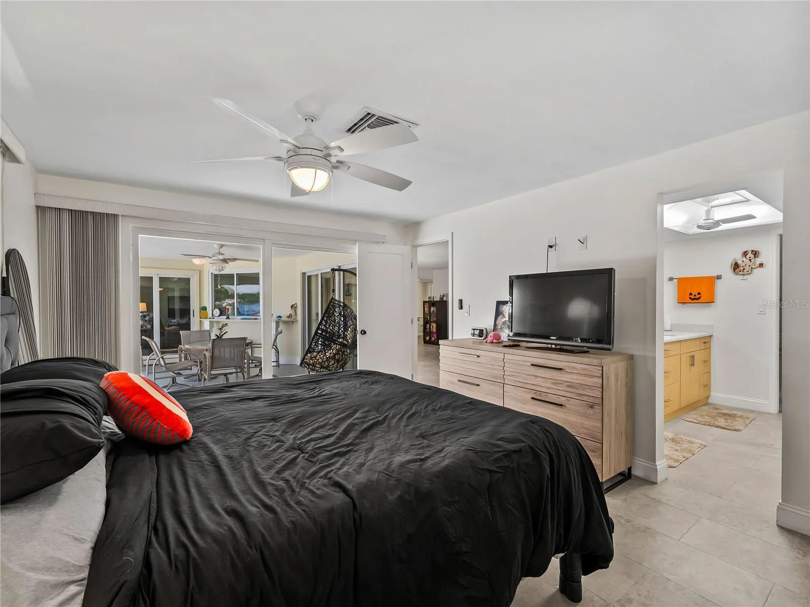 290 3RD ST W