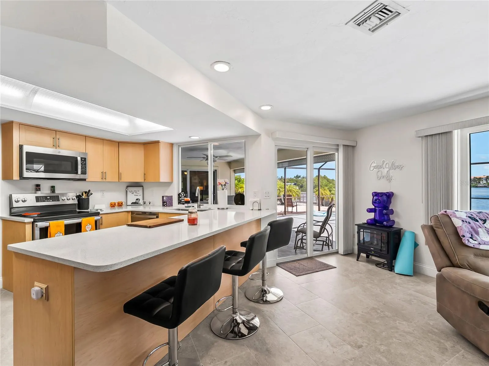 290 3RD ST W