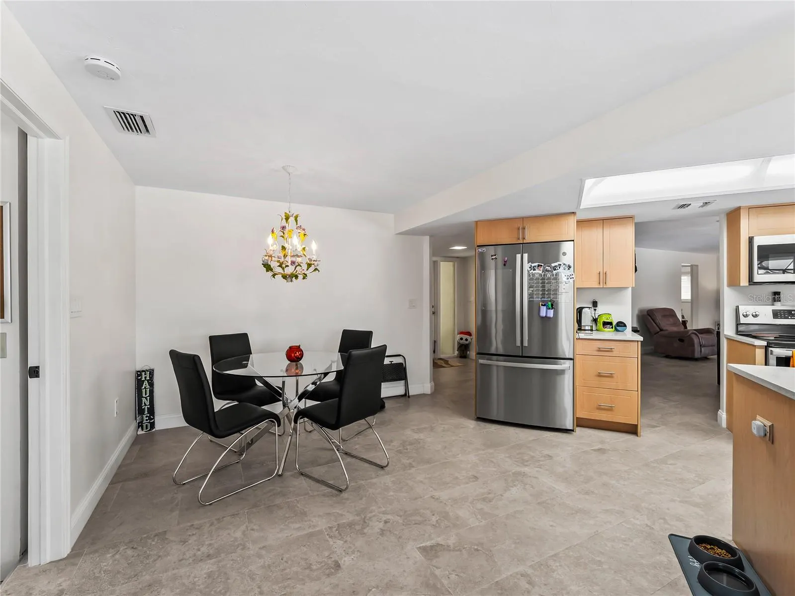 290 3RD ST W