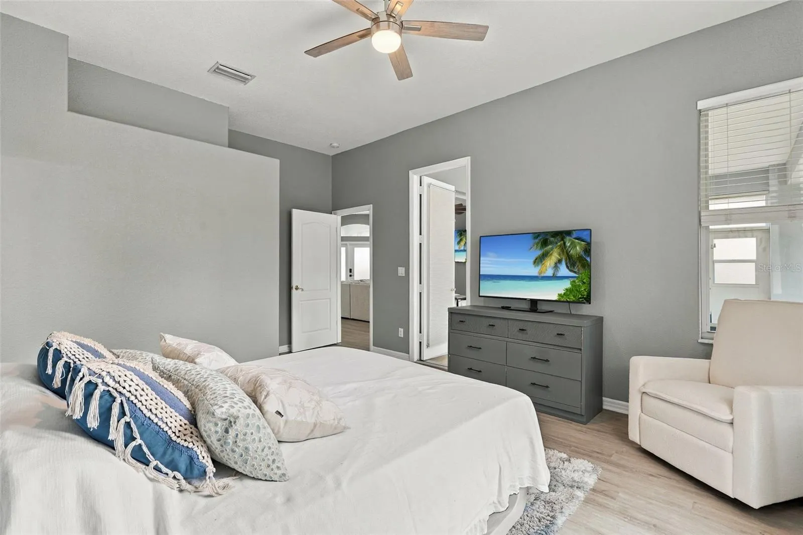 26199 FEATHERSOUND DR