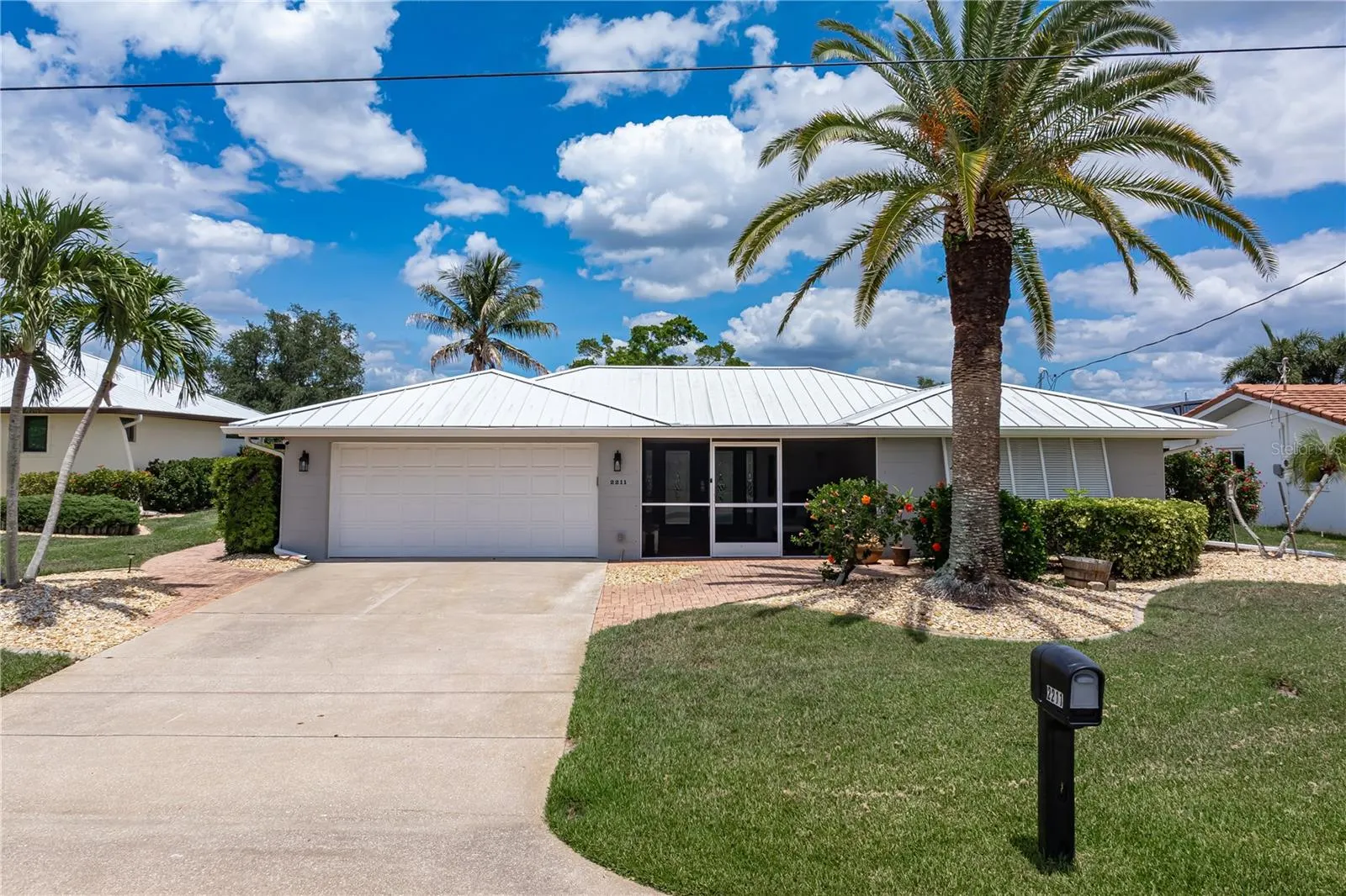 2211 PALM TREE DR