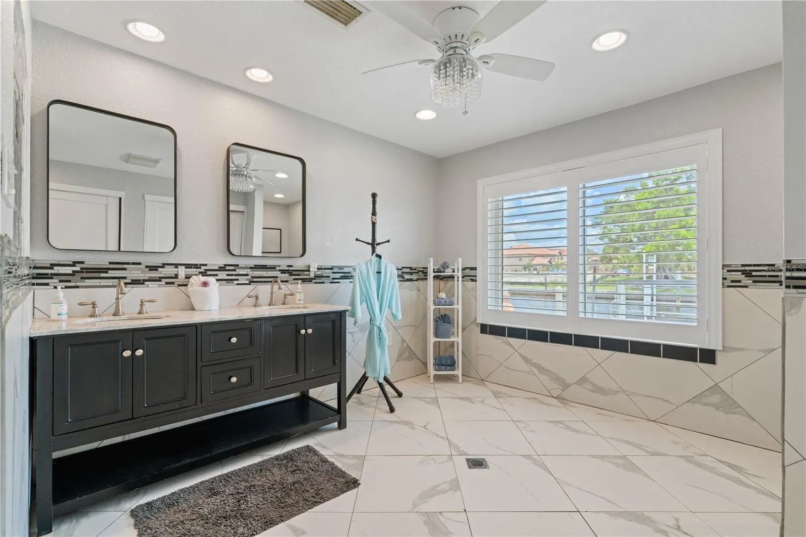 2211 PALM TREE DR