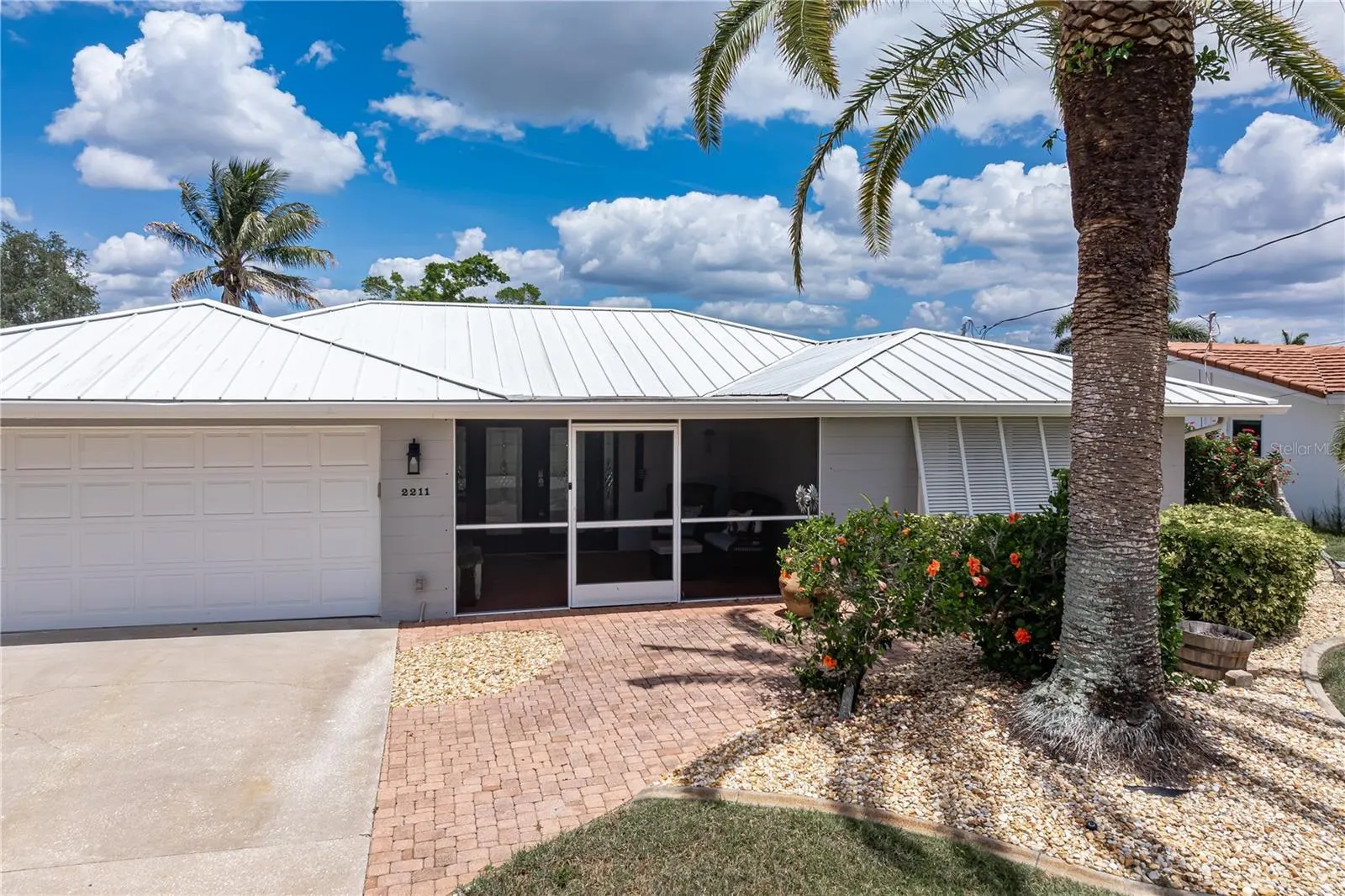 2211 PALM TREE DR