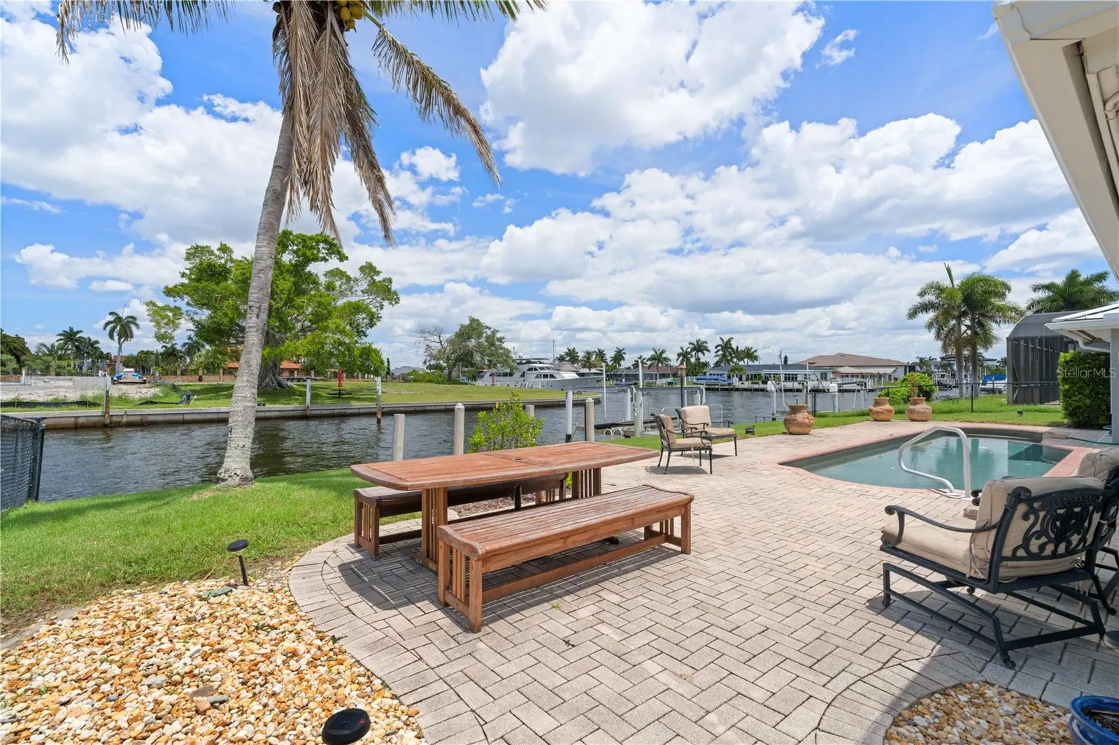 2211 PALM TREE DR