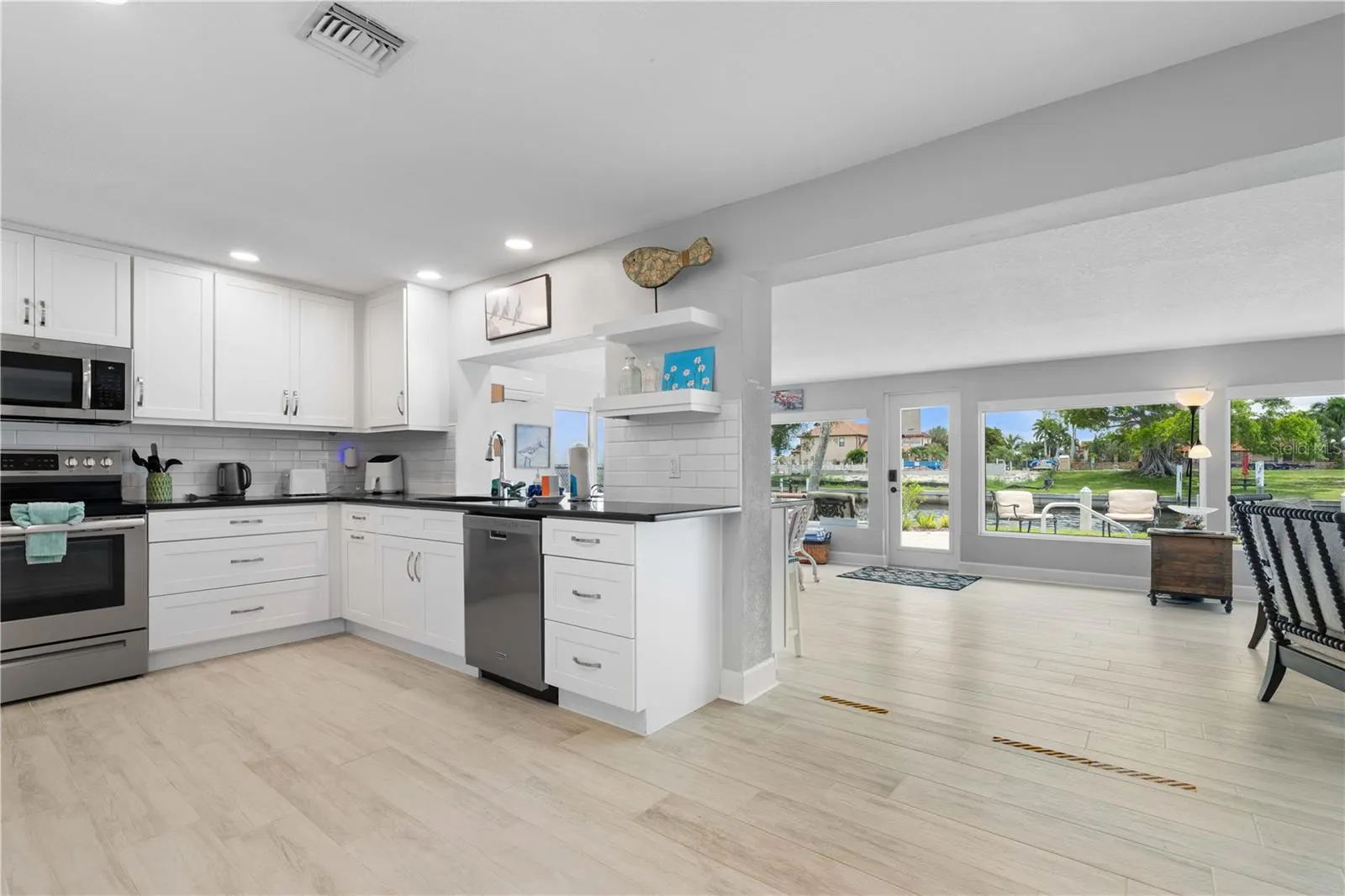 2211 PALM TREE DR