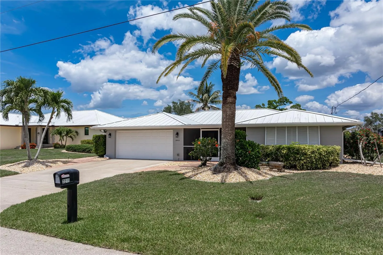 2211 PALM TREE DR