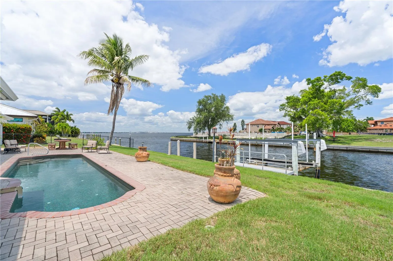2211 PALM TREE DR
