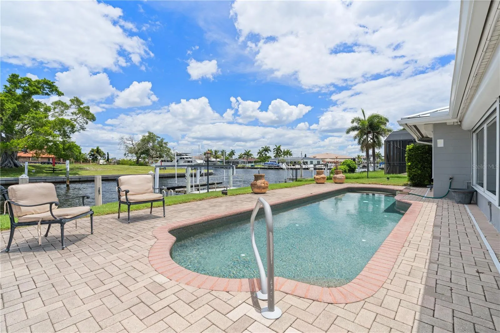 2211 PALM TREE DR