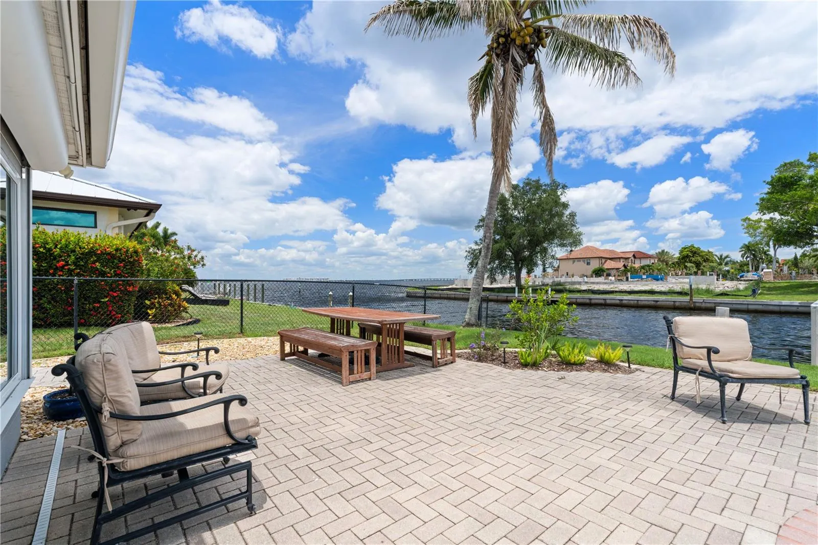 2211 PALM TREE DR