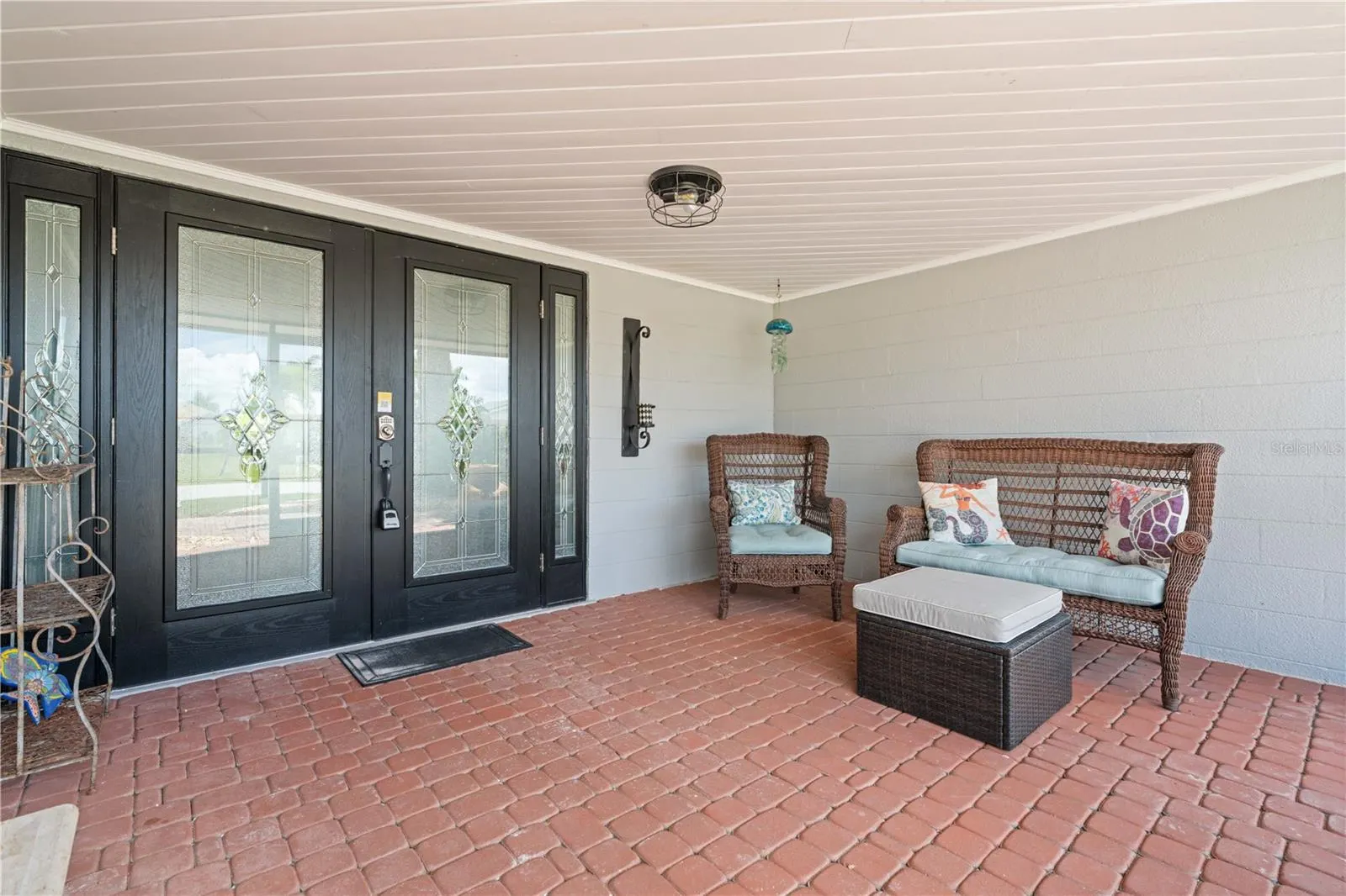 2211 PALM TREE DR