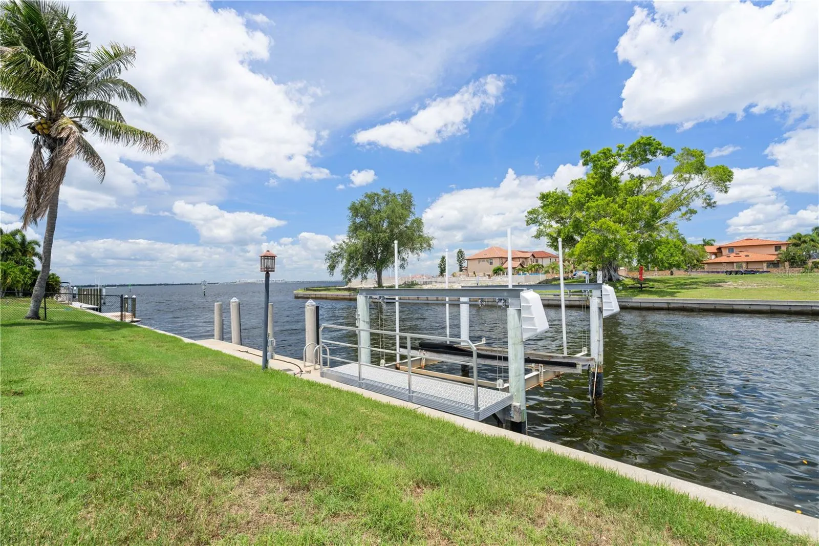 2211 PALM TREE DR