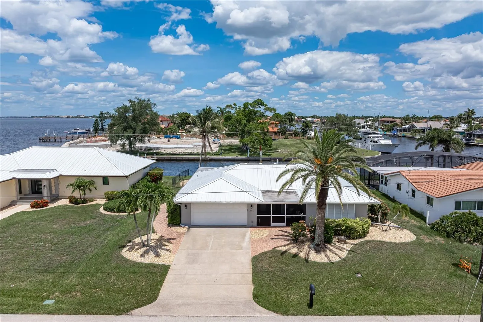 2211 PALM TREE DR
