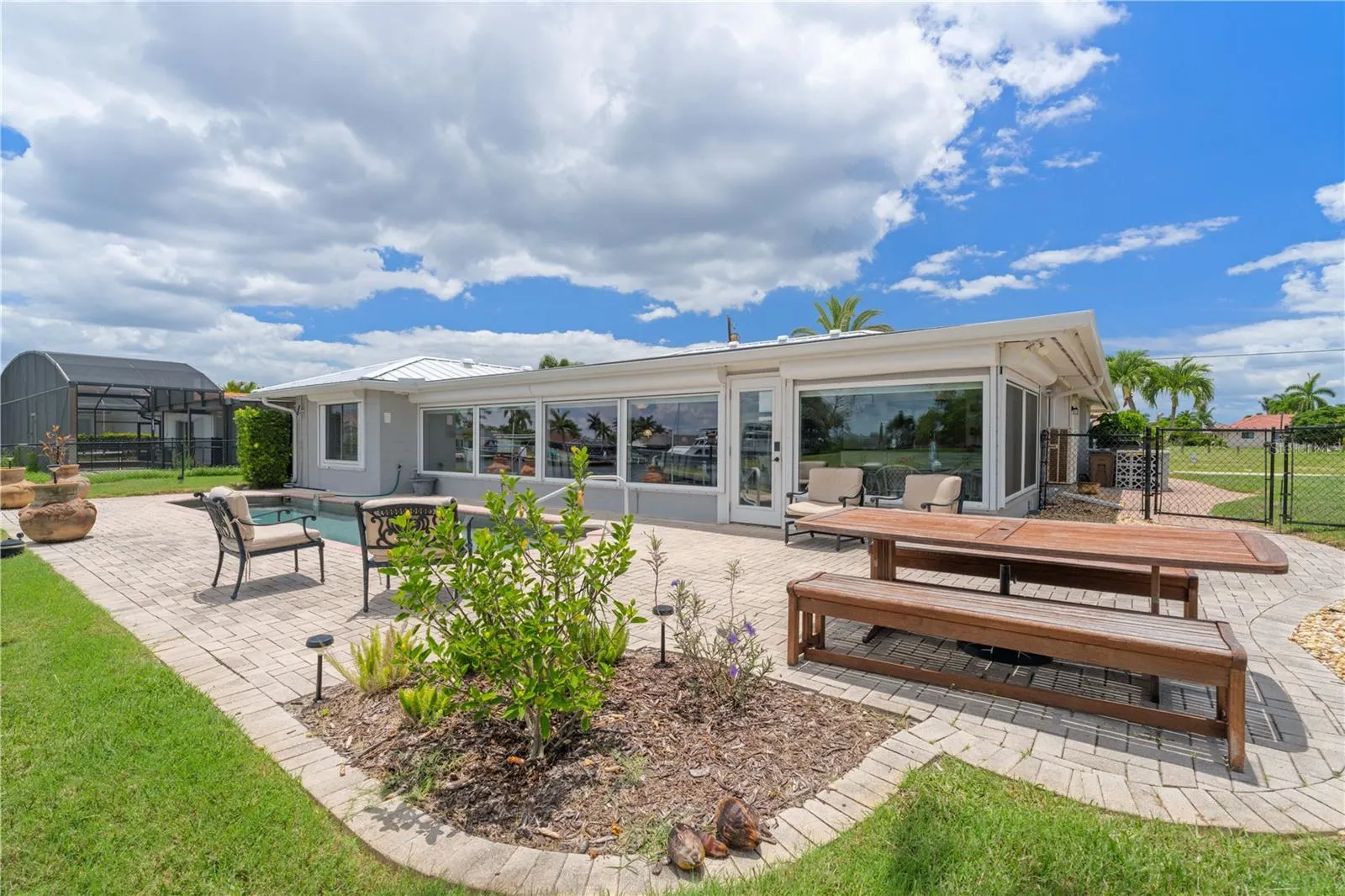 2211 PALM TREE DR