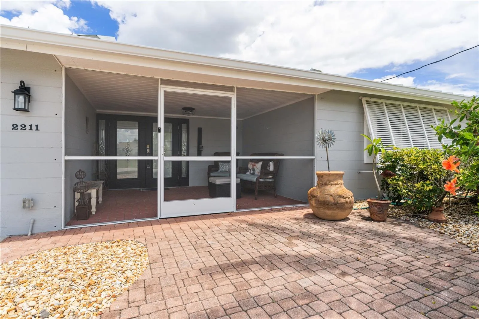 2211 PALM TREE DR