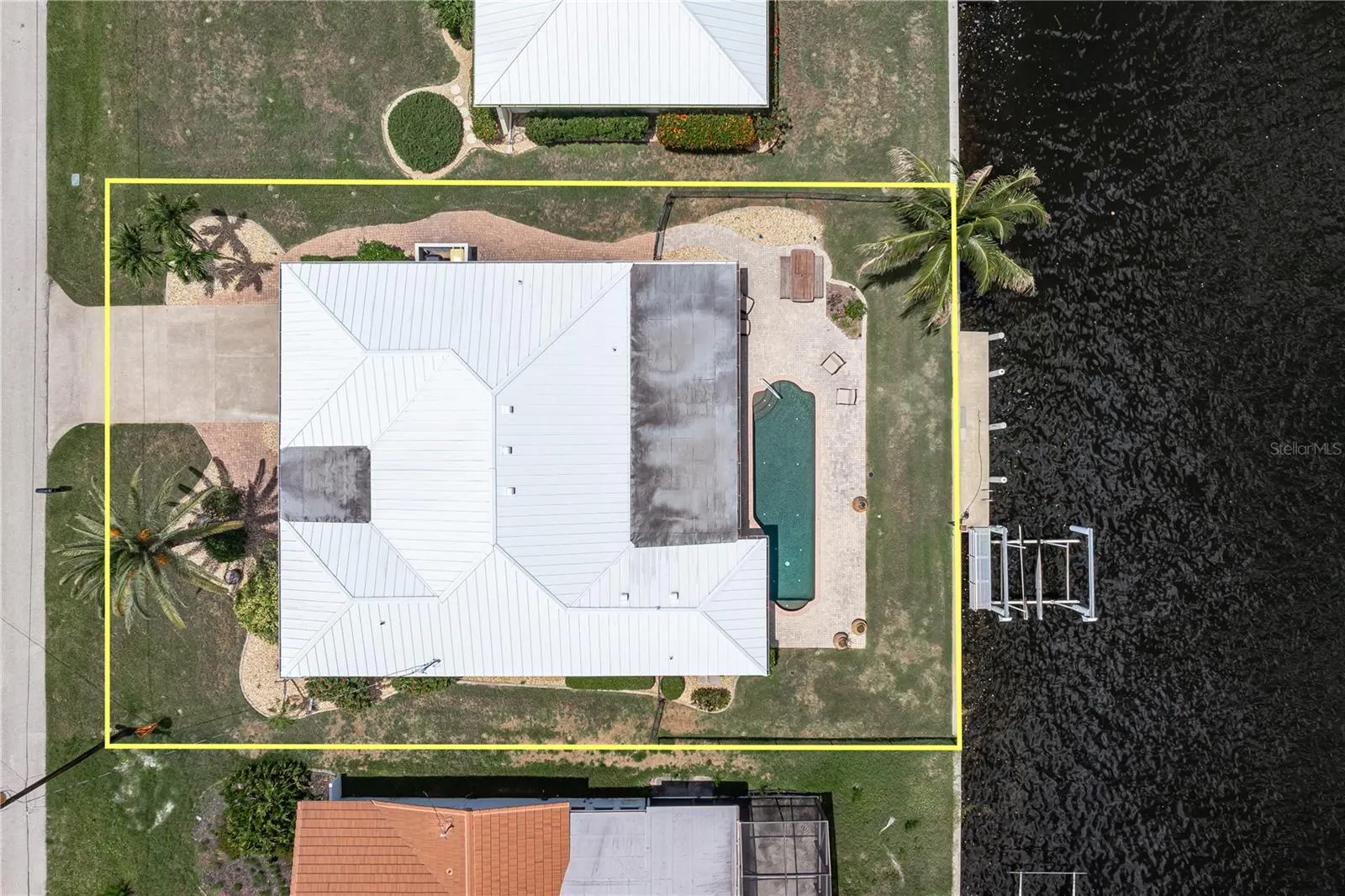 2211 PALM TREE DR