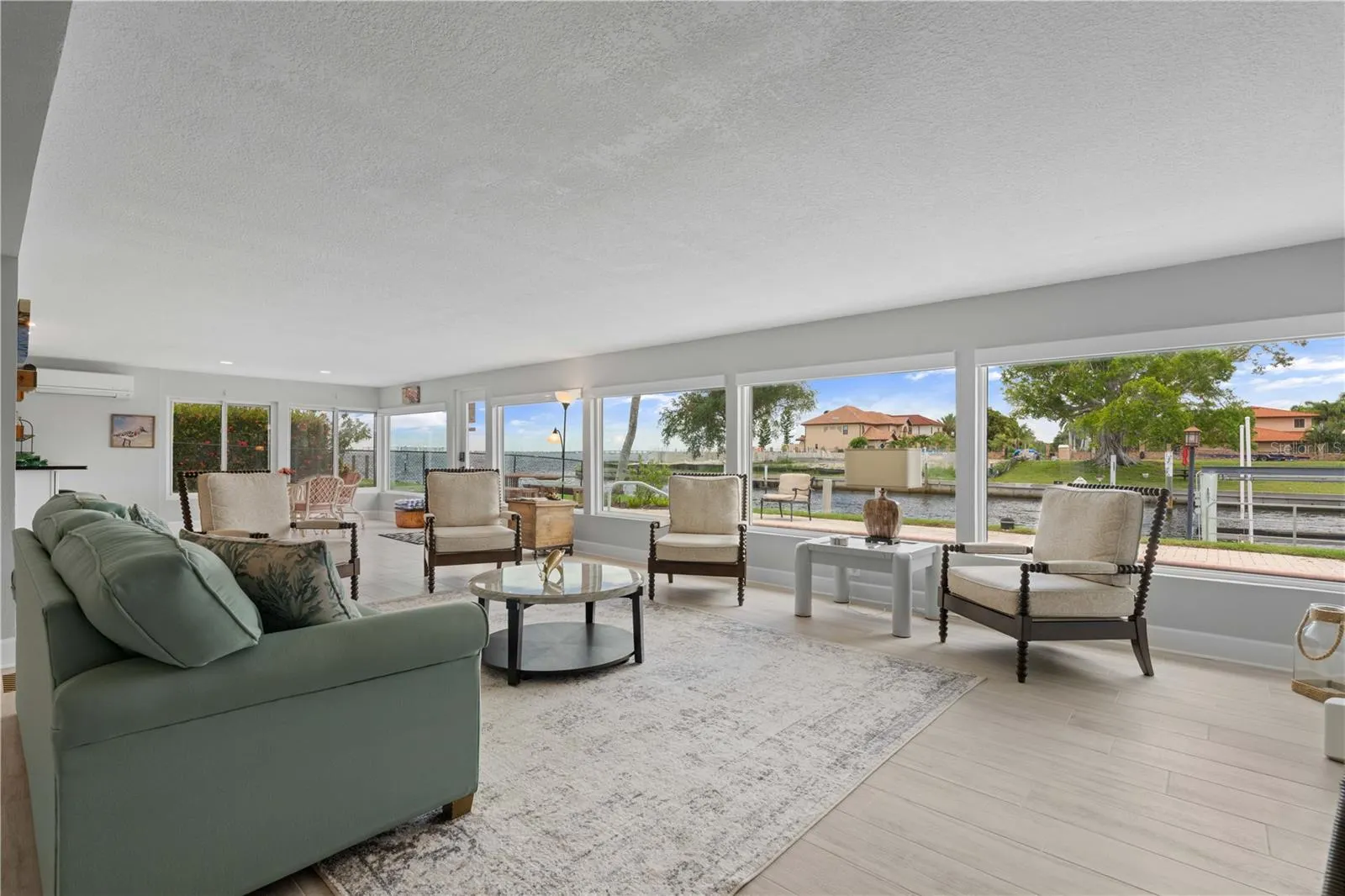 2211 PALM TREE DR